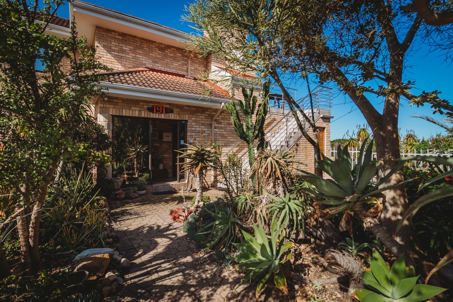 7 Bedroom Property for Sale in Outeniqua Strand Western Cape